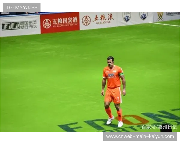 加纳乔倒勾射门击中横梁：那一刻，青春与传奇撞个满怀