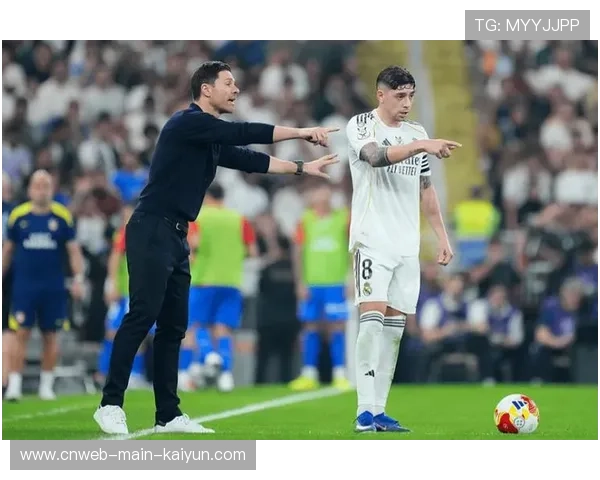 皇马中线抢断后直接推进，巴尔韦德速度优势明显